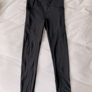 Never worn mesh lululemon crop leggings